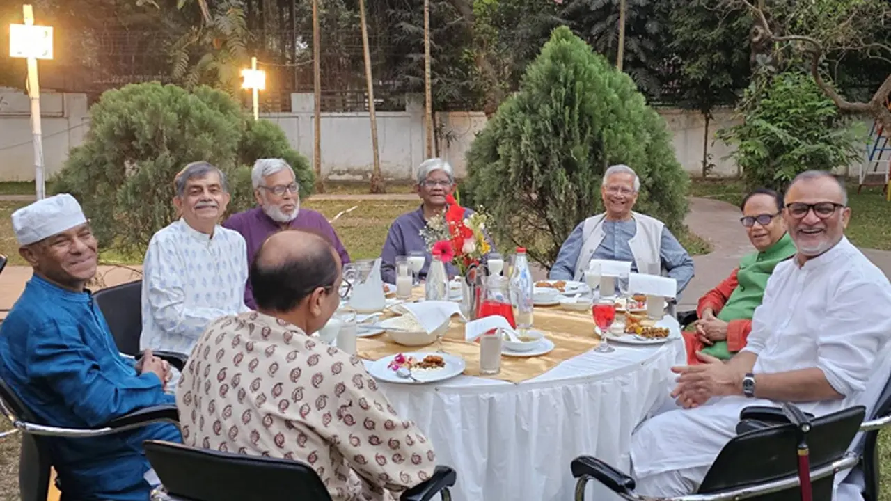 ড. ফাওজুল কবিরের বাসায় সাবেক উপদেষ্টাদের ইফতার