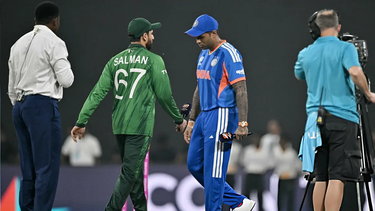 পাকিস্তানের সঙ্গে দ্বন্দ্বে ভারত থেকে সরে যেতে পারে বিশ্বকাপ!