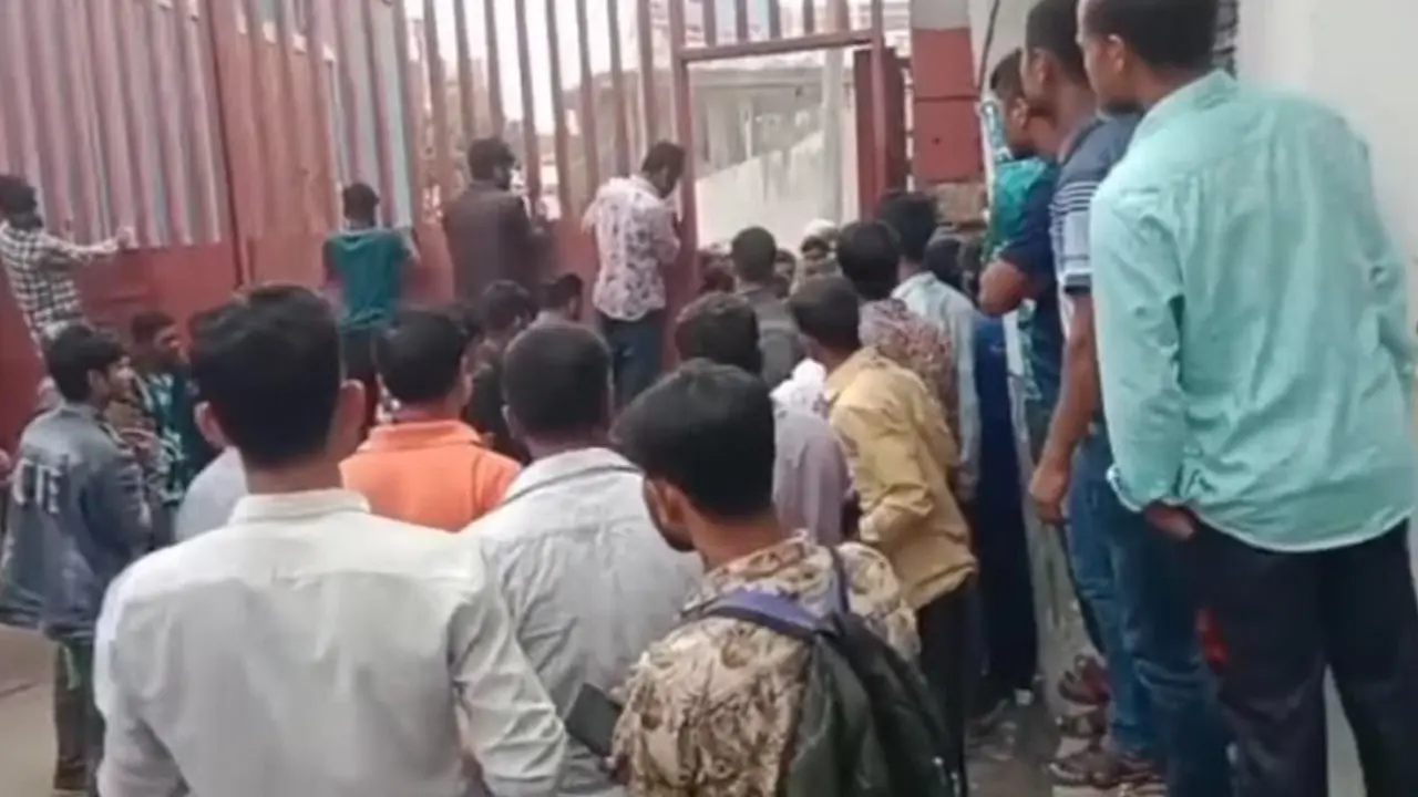 পাওনা টাকার দাবিতে শ্রমিকদের অবরোধ, কারখানা বন্ধ ঘোষণা
