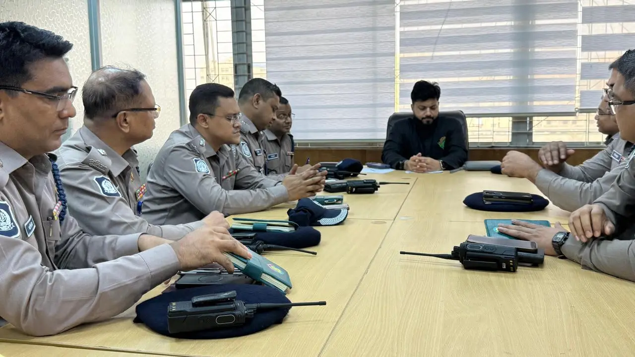 আইনশৃঙ্খলা ও ট্রাফিক নিয়ন্ত্রণে ডিসিদের সঙ্গে প্রতিমন্ত্রী ইশরাকের বৈঠক