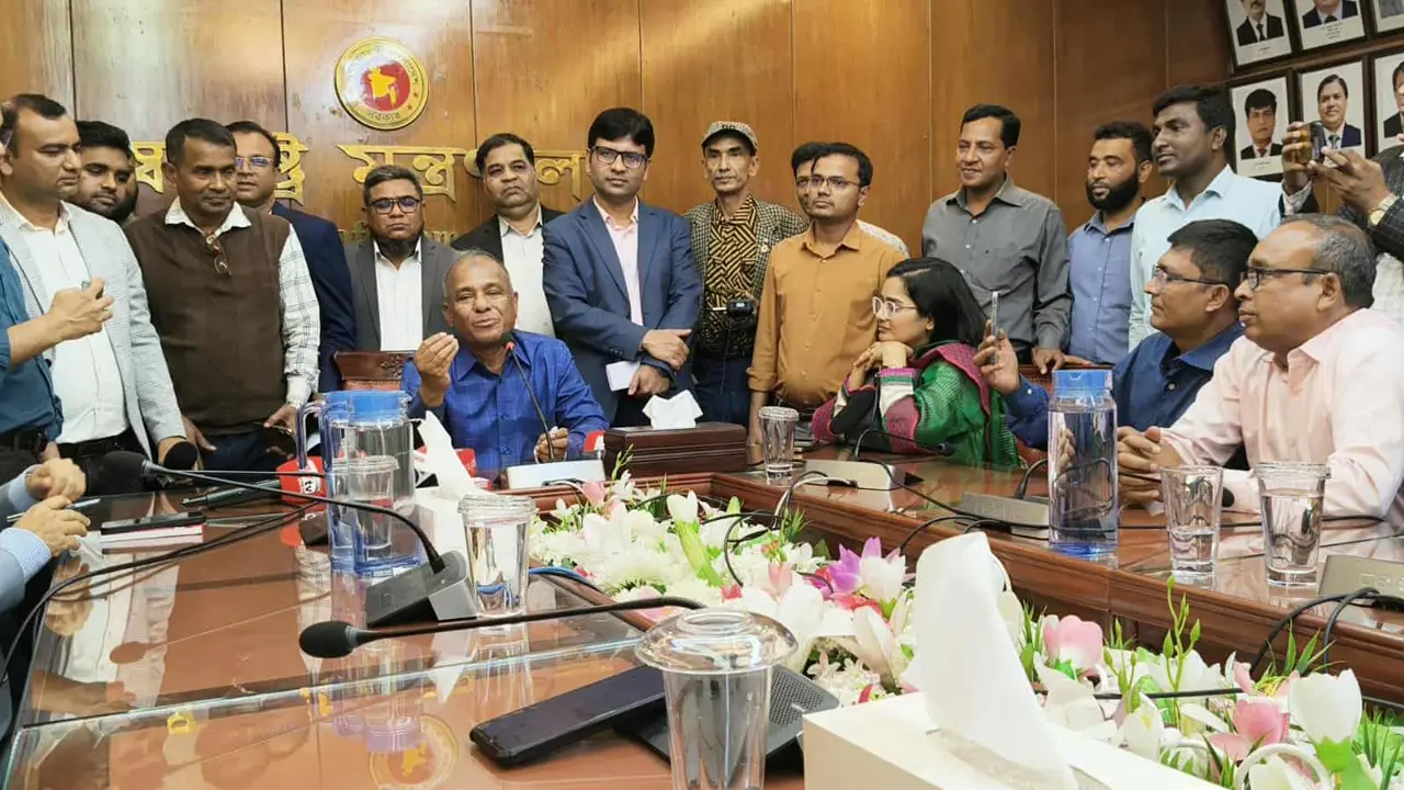 দায়িত্ব শেষে অবশ্যই দেশে থাকতে চাই : স্বরাষ্ট্র উপদেষ্টা