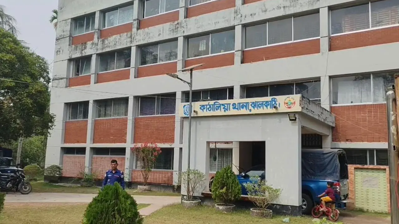 মাদক কারবারির কামড়ে পুলিশ আহত
