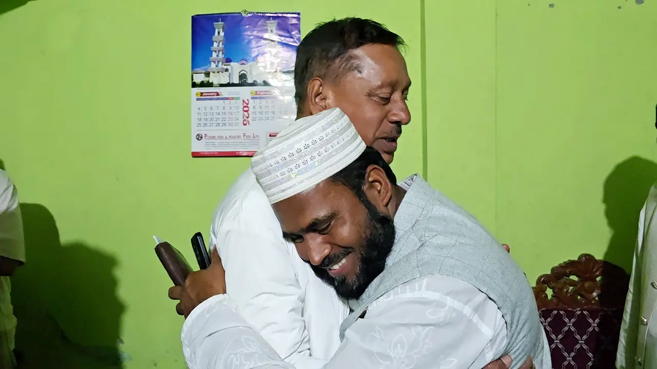 বিজয়ী হয়ে প্রতিদ্বন্দ্বী প্রার্থীর বাড়িতে বিএনপির জালাল উদ্দিন