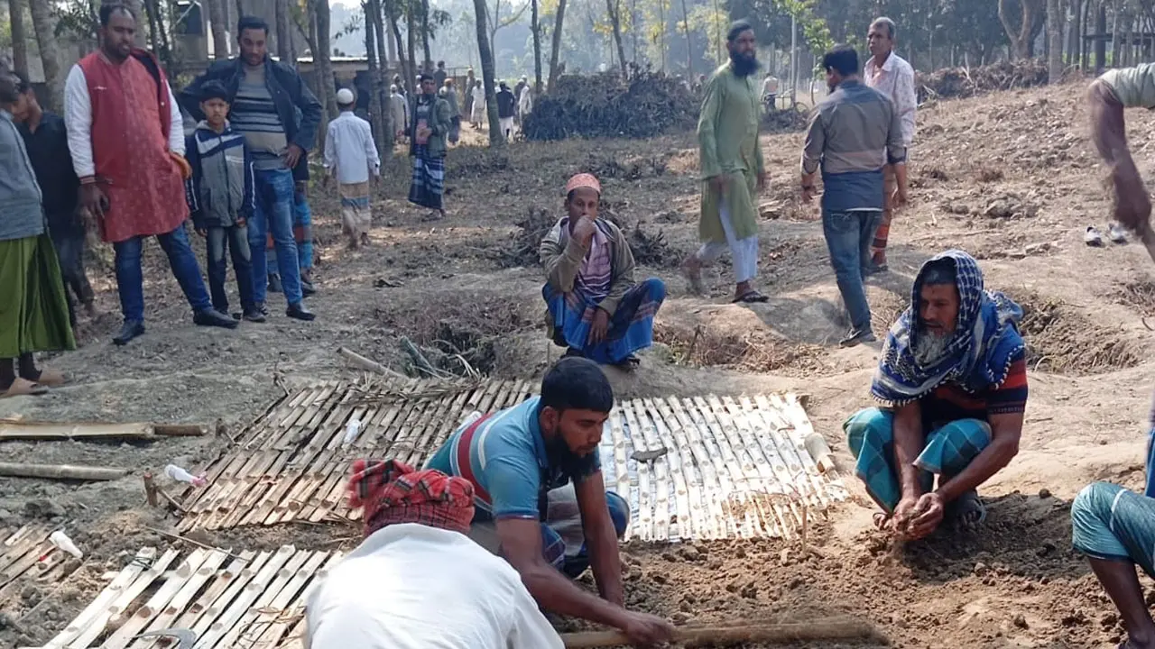 পাশাপাশি চিরনিদ্রায় শায়িত তিন বন্ধু, এলাকায় শোকের মাতম