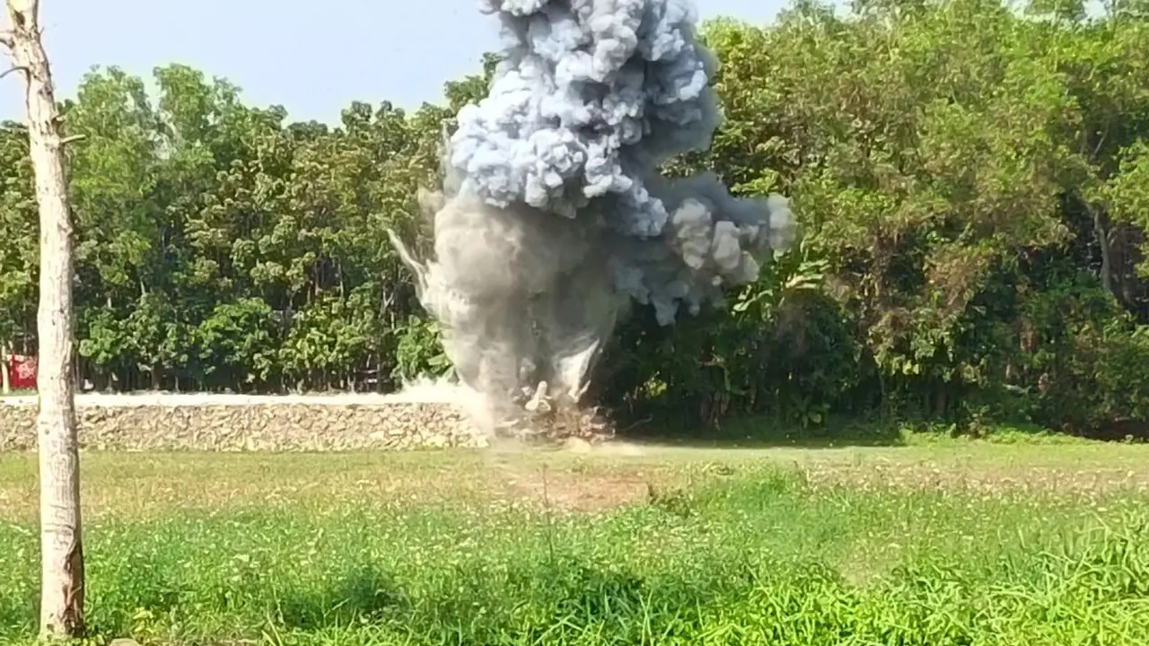 মাদারীপুরে সেনাবাহিনীর অভিযানে উদ্ধারকৃত ৪০ ককটেল ধ্বংস