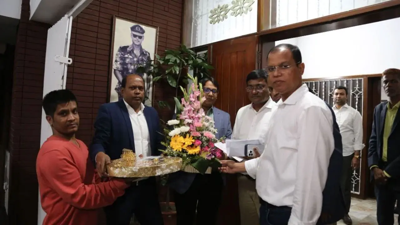 তারেক রহমানকে ফুলেল শুভেচ্ছা-মিষ্টি পাঠিয়েছেন মমতা বন্দ্যোপাধ্যায়