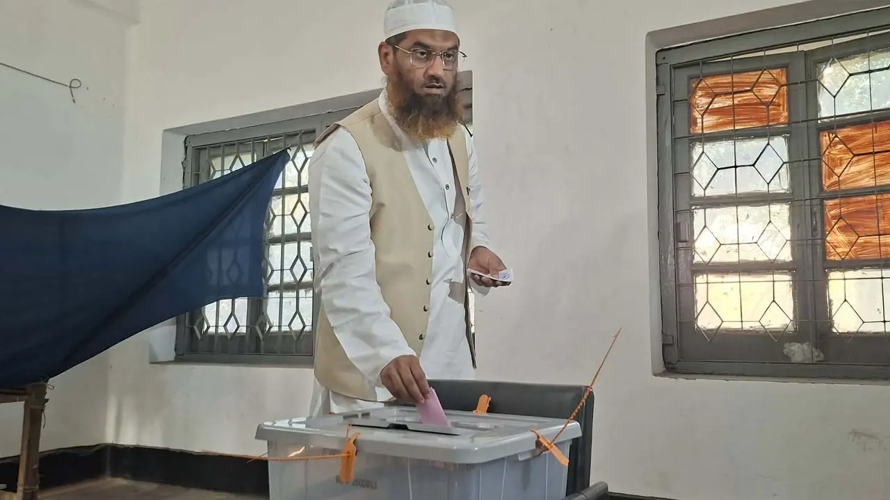 মোহাম্মদপুরে ভোট দিলেন মামুনুল হক