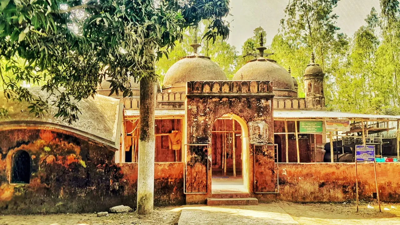 অবহেলায় ক্ষয়ে যাচ্ছে ঐতিহ্যবাহী নিদাড়িয়া মসজিদ