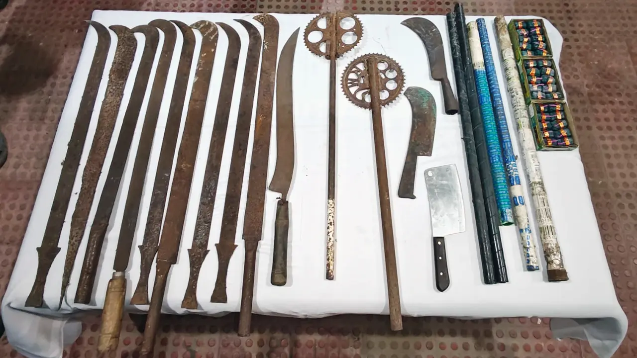 কিশোর গ্যাংয়ের আস্তানায় সেনাবাহিনীর অভিযান, দেশীয় অস্ত্র ও বোমা উদ্ধার