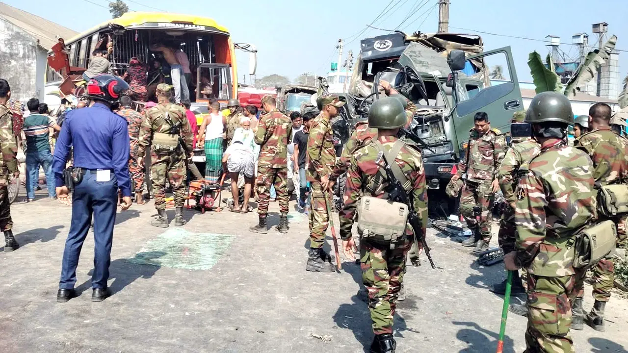 সেনাবাহিনীর ট্রাকের সঙ্গে বাসের সংঘর্ষে নিহতদের পরিচয় মিলেছে