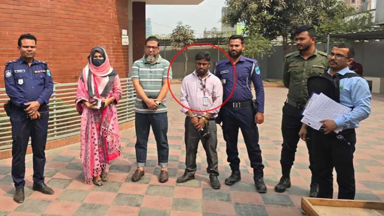 পাসপোর্ট অফিসে তিনজনের কাছ থেকে ৩৯ হাজার টাকা গ্রহণ, ‘সাংবাদিক’ আটক