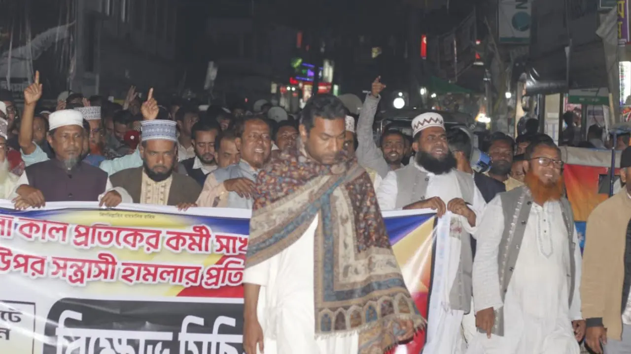 ব্যানার টানাতে হামলার স্বীকার, প্রতিবাদে সেনবাগে শাপলা কলির বিক্ষোভ