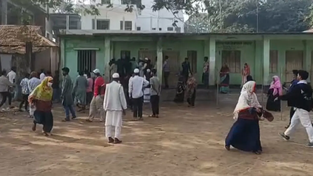 ভোটকেন্দ্রে রুমিন ফারহানা ও জুনায়েদের সমর্থকদের মধ্যে হাতাহাতি