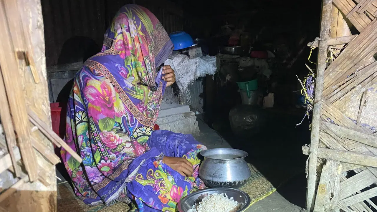 সেই বিধবা আয়েশার পাশে ইউএনও, ঘরে পৌঁছাল এক মাসের খাদ্যসামগ্রী