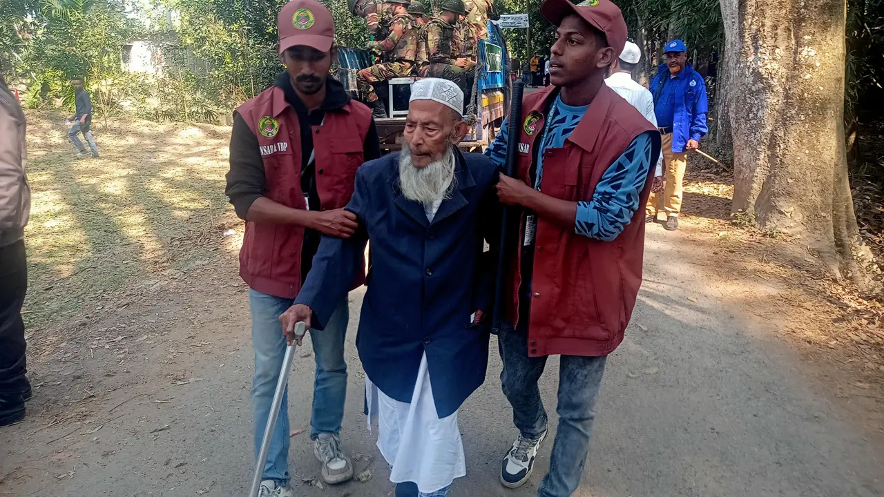 আনসারের কাঁধে ভর করে ভোট দিলেন বরিশালের শতবর্ষী বৃদ্ধ