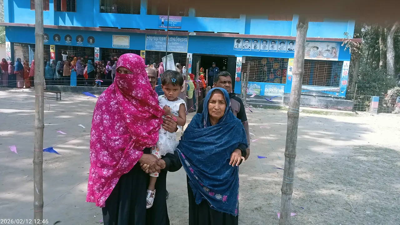 ১৭ বছর পর ভোট দিয়ে কাঁদলেন বৃদ্ধা হাসিনা বেগম