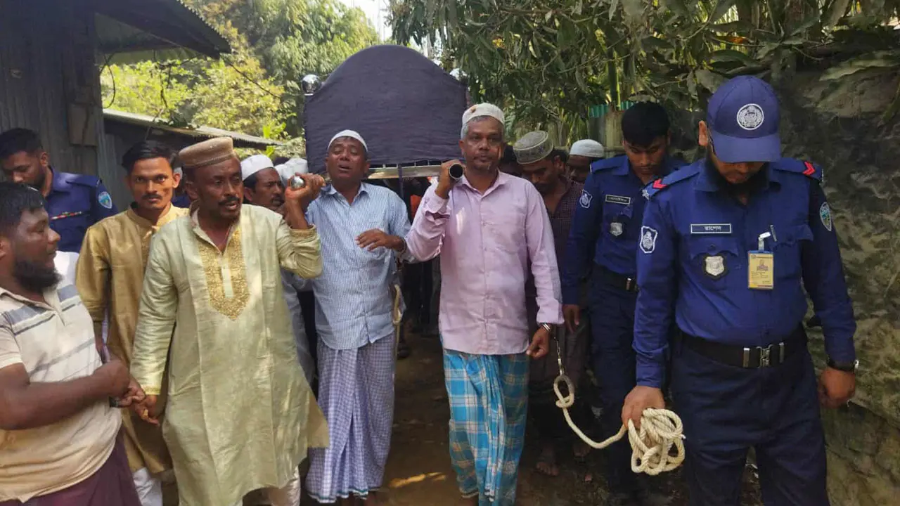 রামুতে হাতে হাতকড়া পরে মায়ের জানাজায় দুই ভাই