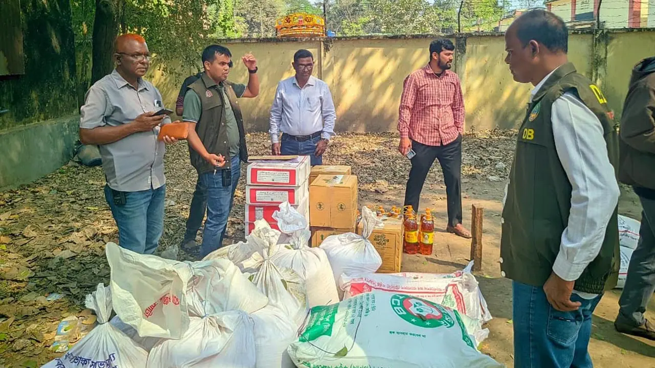 টিসিবির ৯৮৩ বস্তা পণ্য গুদামে মজুদ, ডিলার আটক