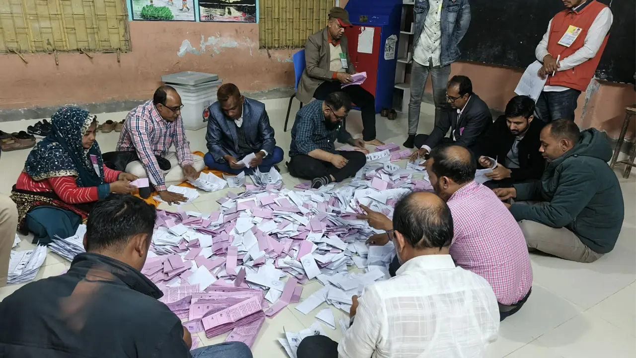 তিন আসনের ফল ঘোষণা স্থগিত রাখবে নির্বাচন কমিশন