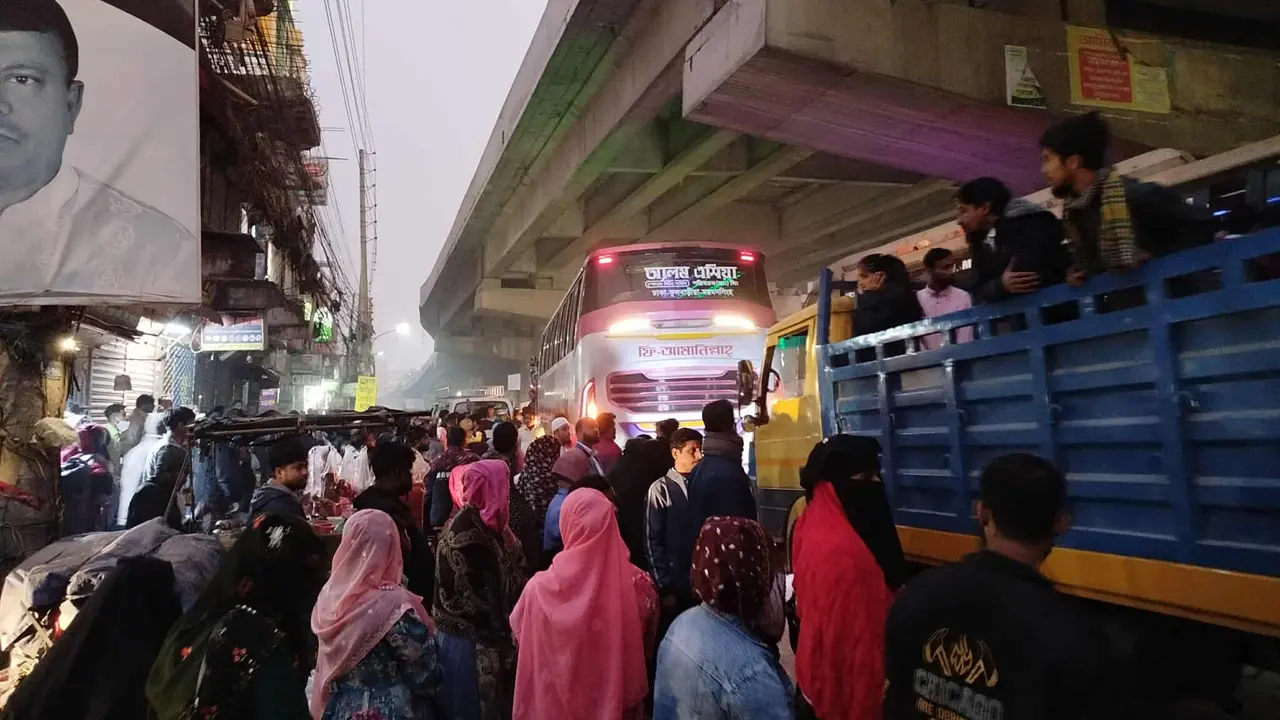 বাস সংকট, বাড়তি ভাড়া আর যানজটে নাকাল ঘরমুখো মানুষ