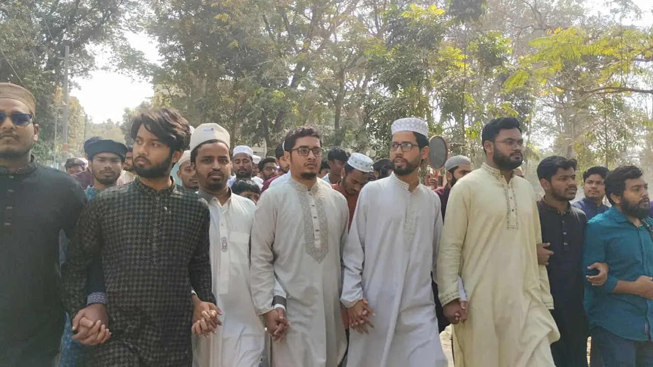 নরসিংদীসহ সারাদেশে ধর্ষণের ঘটনার প্রতিবাদে রাবিতে বিক্ষোভ