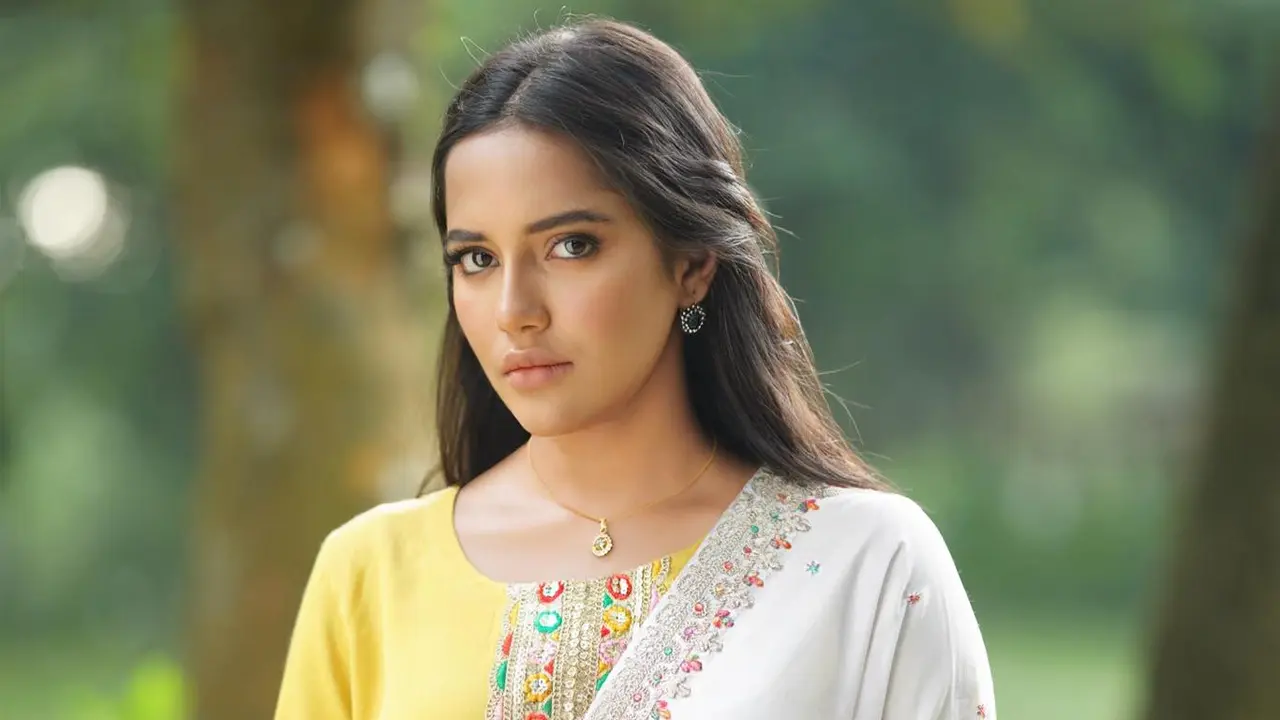 বাংলাদেশকে মিস করছি : মাহি