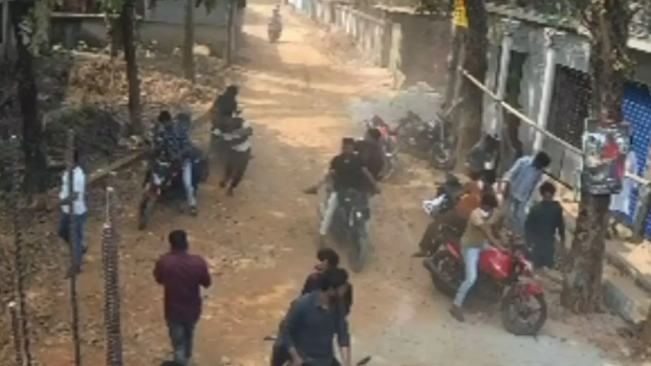 ছাত্রদল নেতাকর্মীদের ধাওয়া দিয়ে প্রতিহত করল এলাকাবাসী