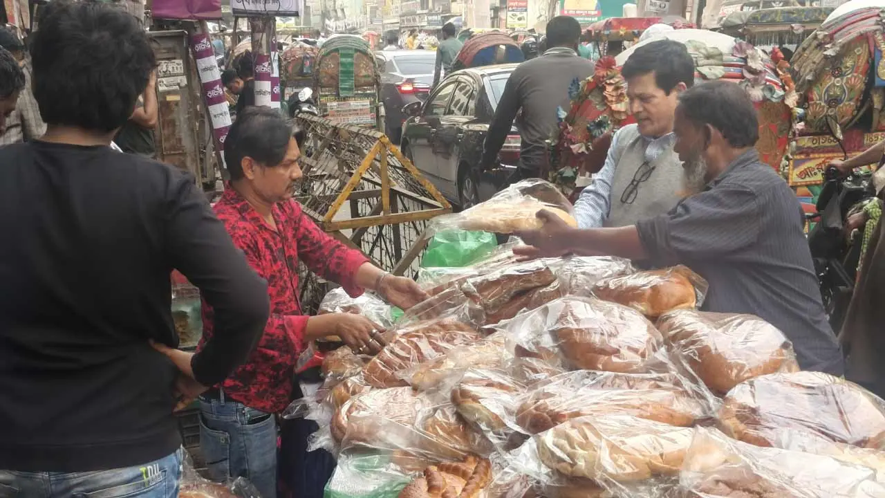 শবে বরাতে পুরান ঢাকায় বাহারি হালুয়া-রুটির পসরা, নেই আগের মতো আমেজ