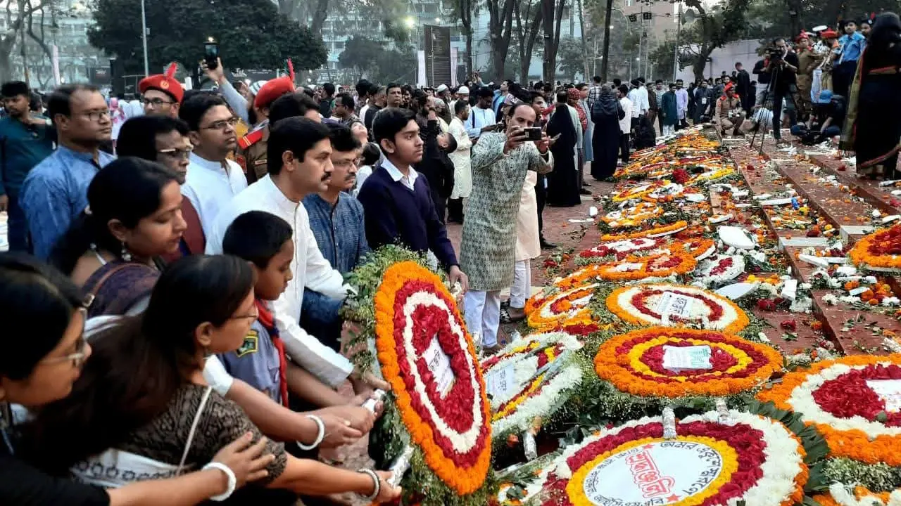 কেন্দ্রীয় শহীদ মিনারে জনস্রোত : ফুলে ফুলে ভরে গেছে বেদি