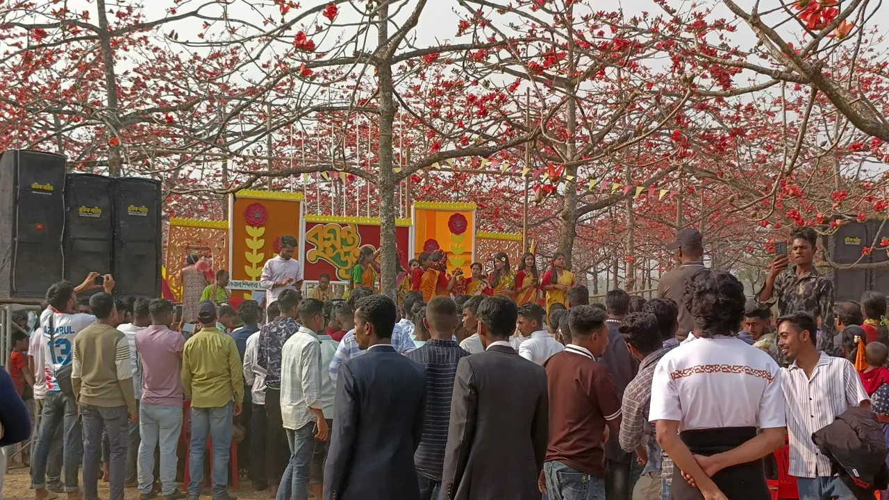 যাদুকাটার পাড়ে বসন্তের আগুনরঙা উৎসব