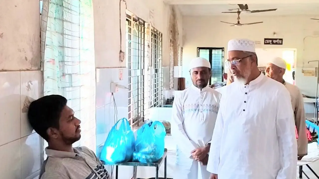 হামলায় আহত সাংবাদিক নয়ন দাসকে হাসপাতালে দেখতে গেলেন জামায়াত নেতা