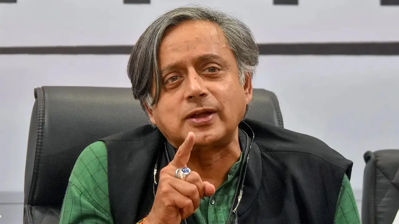 মুস্তাফিজকে বাদ দেওয়া উচিত হয়নি: শশী থারুর
