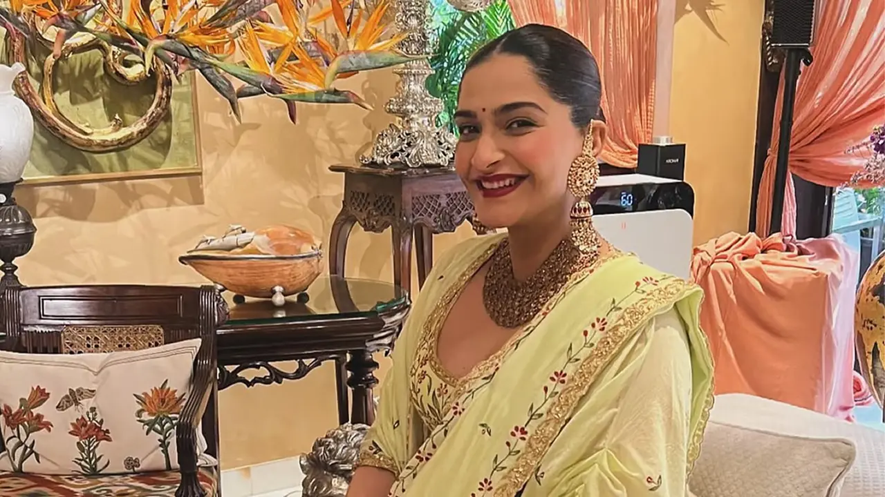 বেবিবাম্প ও মানানসই লেহেঙ্গায় সোনম