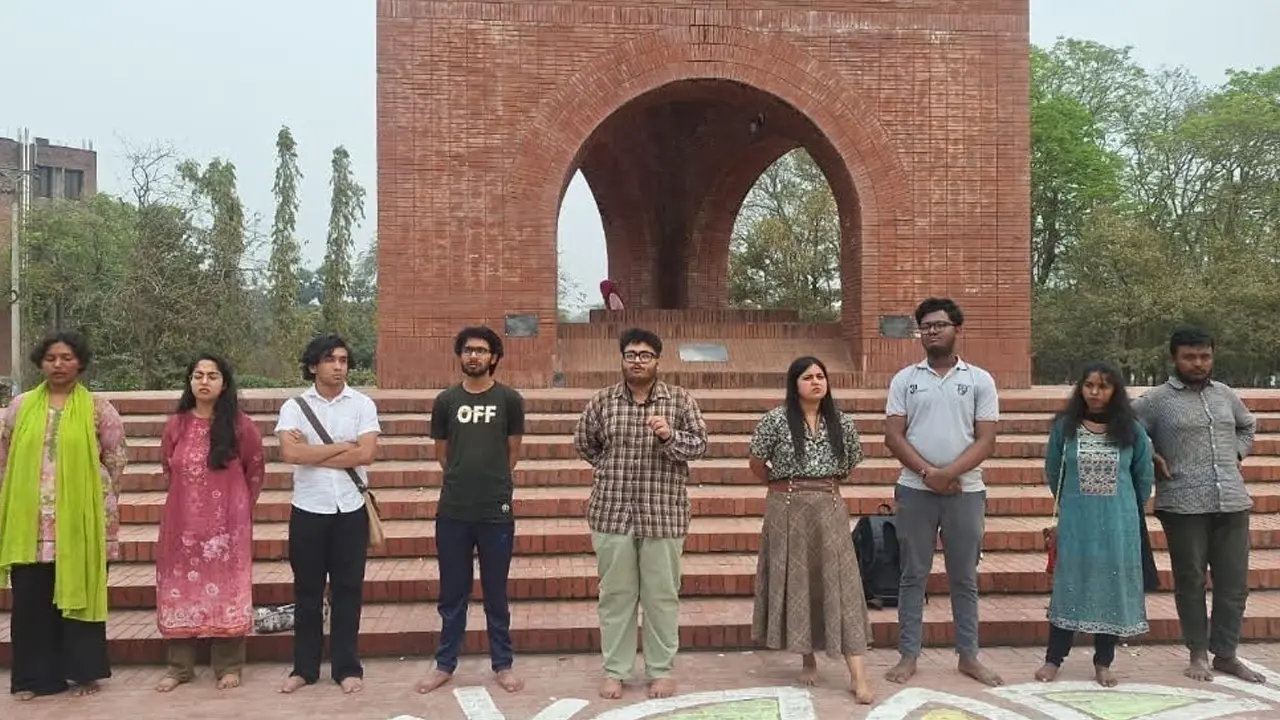ঢাবি শিক্ষার্থীকে পুলিশি হেনস্তার প্রতিবাদে জাবিতে বিক্ষোভ