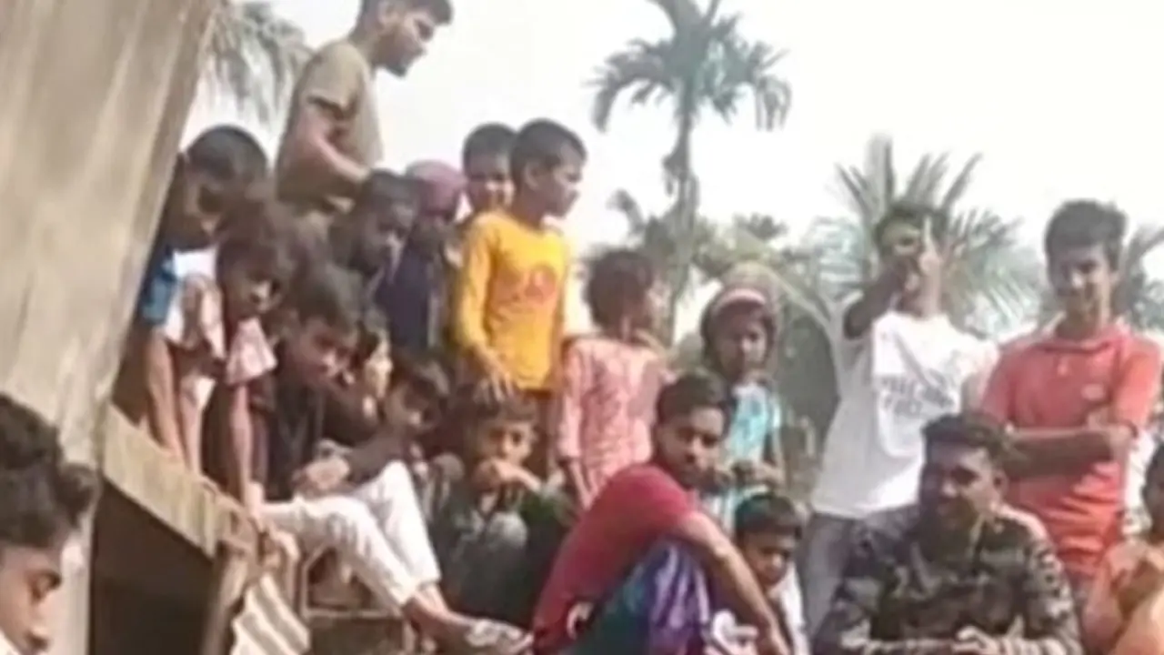 শেরপুরে চোর সন্দেহে যুবককে ঝুলিয়ে পিটুনি