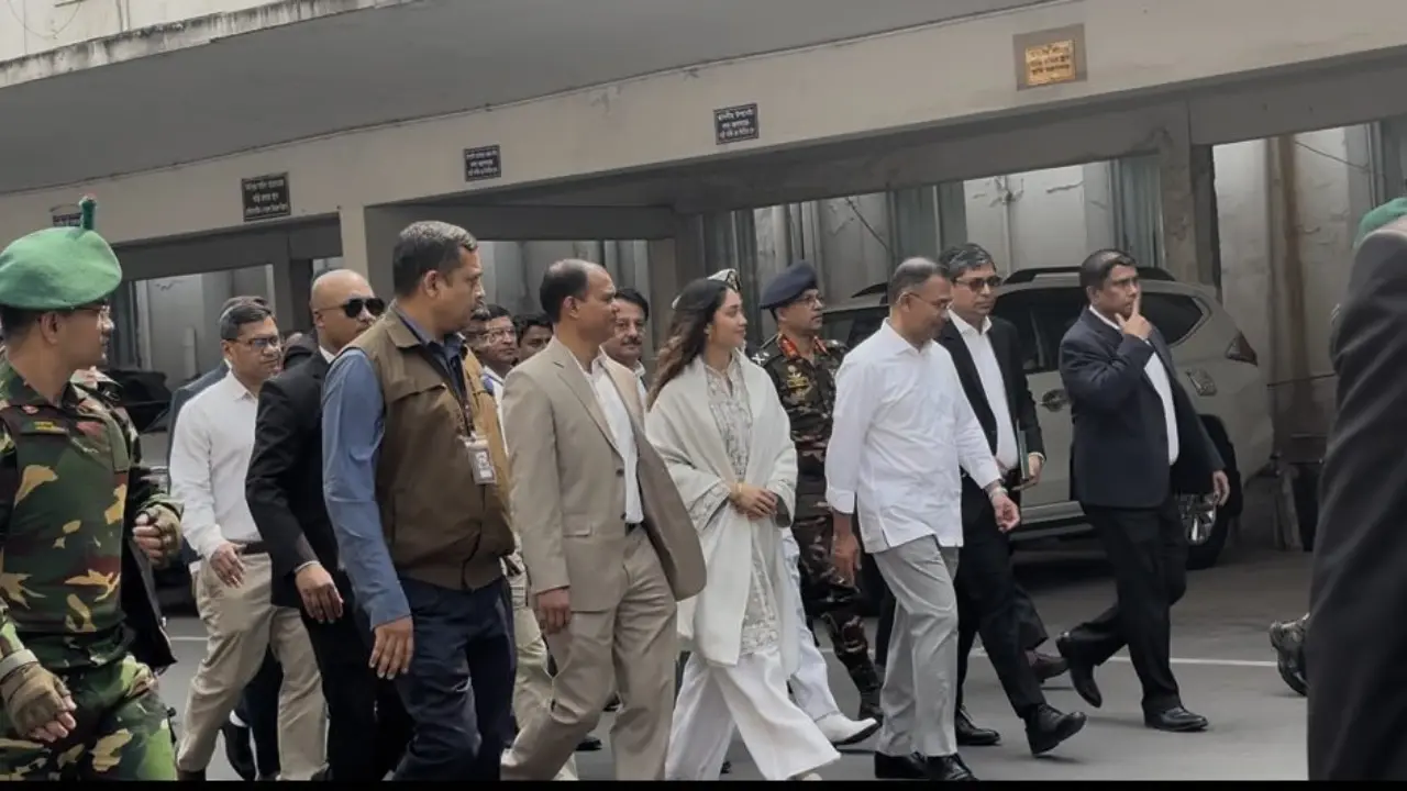 সচিবালয় থেকে হেঁটে একুশে পদক প্রদান অনুষ্ঠানে গেলেন প্রধানমন্ত্রী