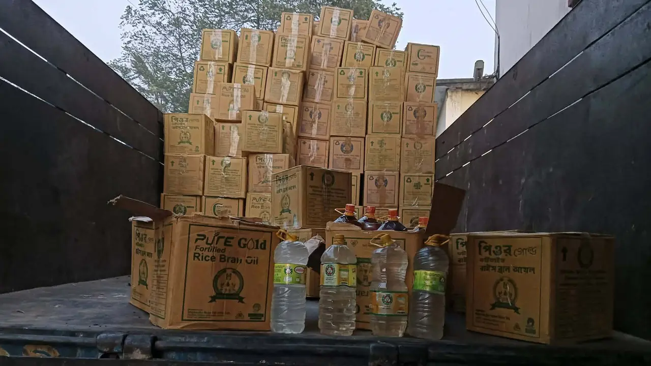 টিসিবির তেলের বোতলে তেল নয়, মিলল পানি