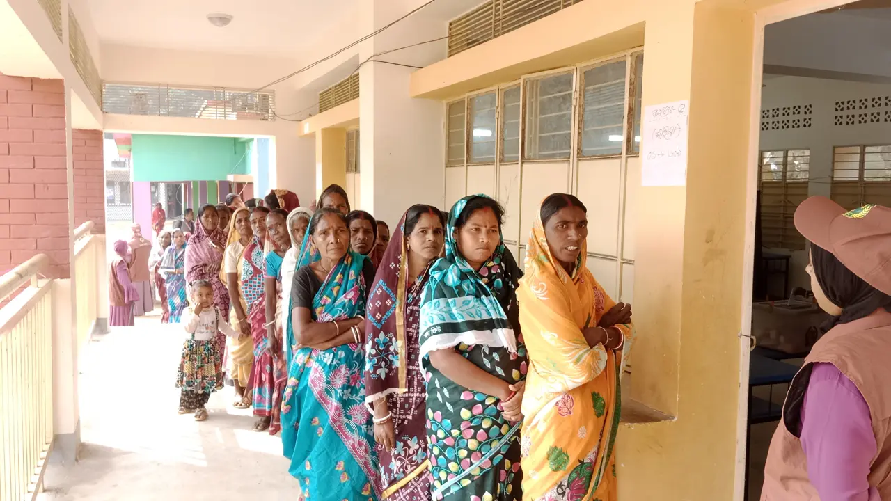 চা বাগানে ভোটার উপস্থিতি চোখে পড়ার মতো