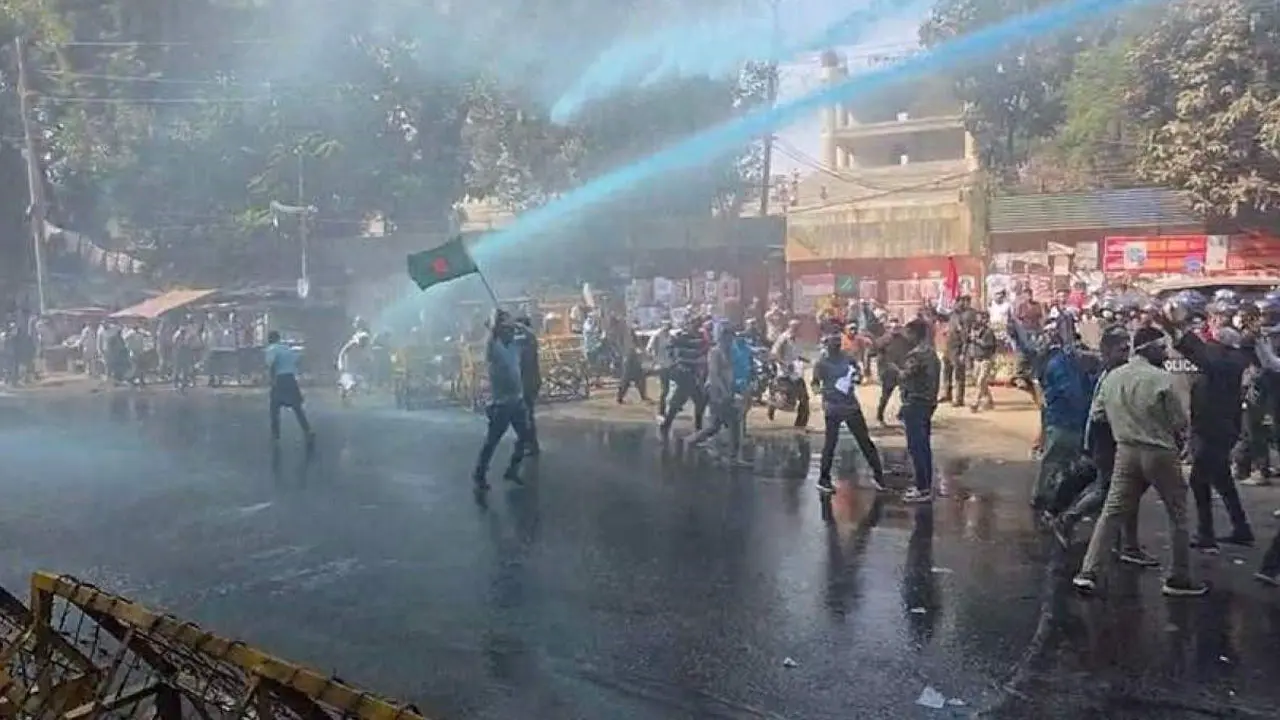 ৯ম পে-স্কেলের গেজেট দাবিতে যমুনা ঘেরাও সরকারি কর্মচারীদের