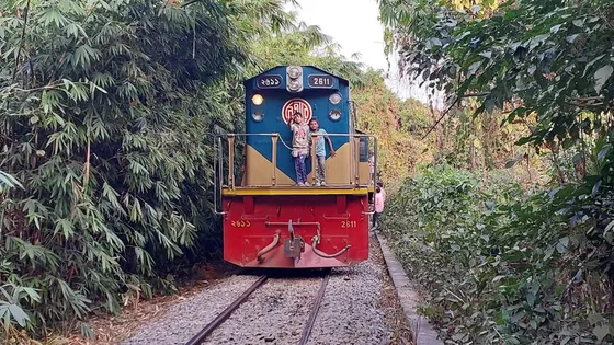 ৫ ঘণ্টা ধরে সিলেটের সাথে সারাদেশের রেল যোগাযোগ বন্ধ