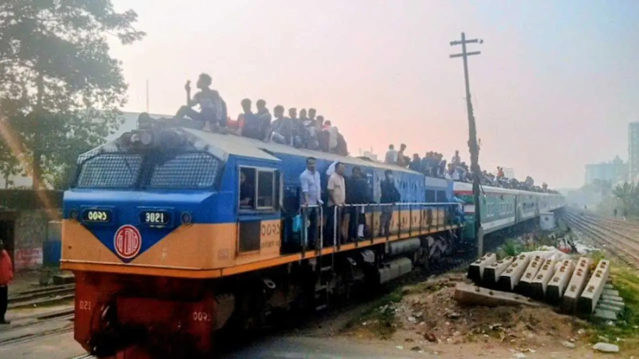ভোটের আগে রেলস্টেশনে বাড়িমুখী মানুষের ঢল