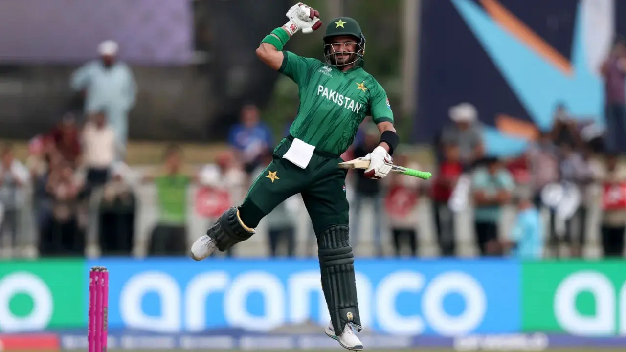 ফারহানের সেঞ্চুরিতে সুপার এইটে পাকিস্তান