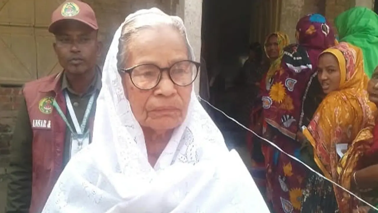‘ভোট দেওয়া হয়ে গেছে’—কেন্দ্রেই কান্নায় ভেঙে পড়লেন নুরজাহান