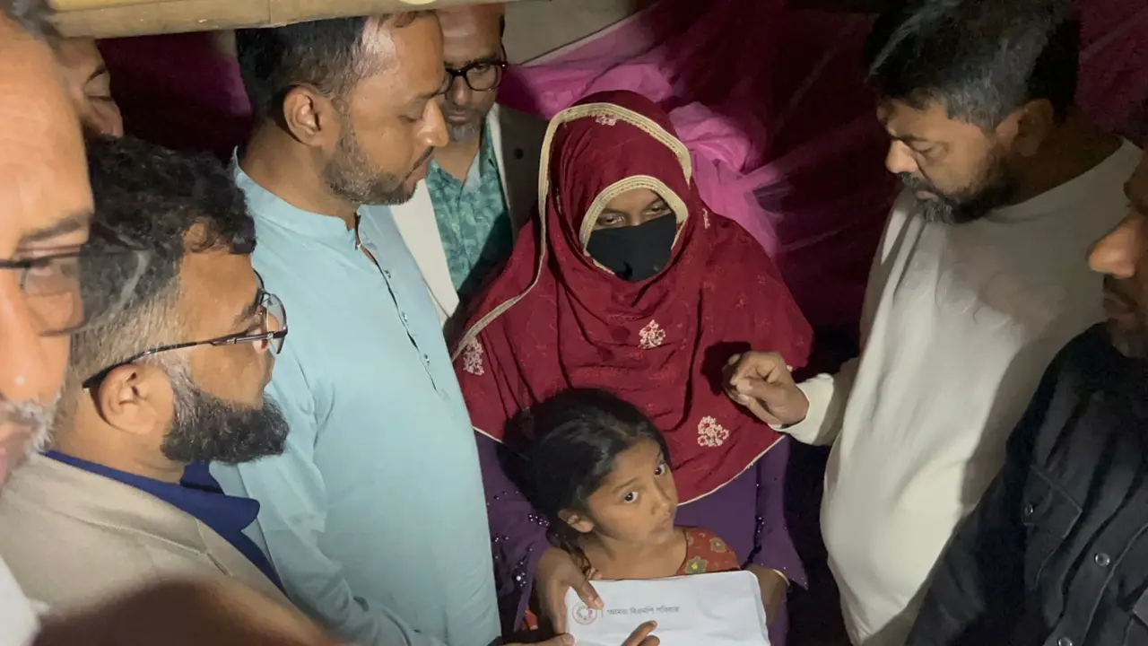 ভোট দেওয়ায় তালাকপ্রাপ্ত সেই গৃহবধূর পাশে দাঁড়াল বিএনপি