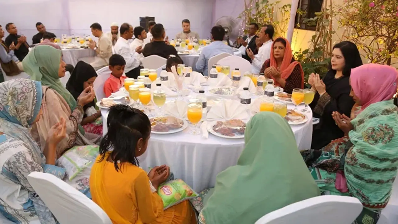 সুবিধাবঞ্চিত নারী ও শিশুদের সঙ্গে জুবাইদা রহমানের ইফতার