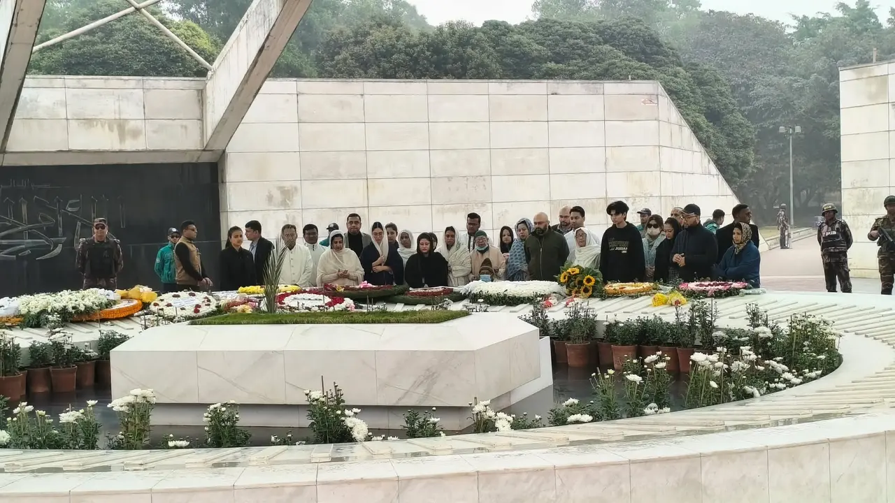 দাদির কবর জিয়ারত করলেন জাইমা রহমান