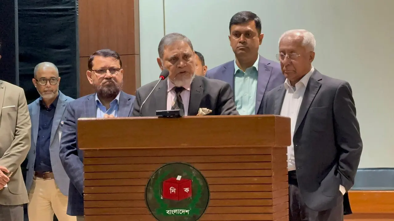 সোশ্যাল মিডিয়ায় ১২টা বাজিয়ে দিচ্ছে : সিইসি