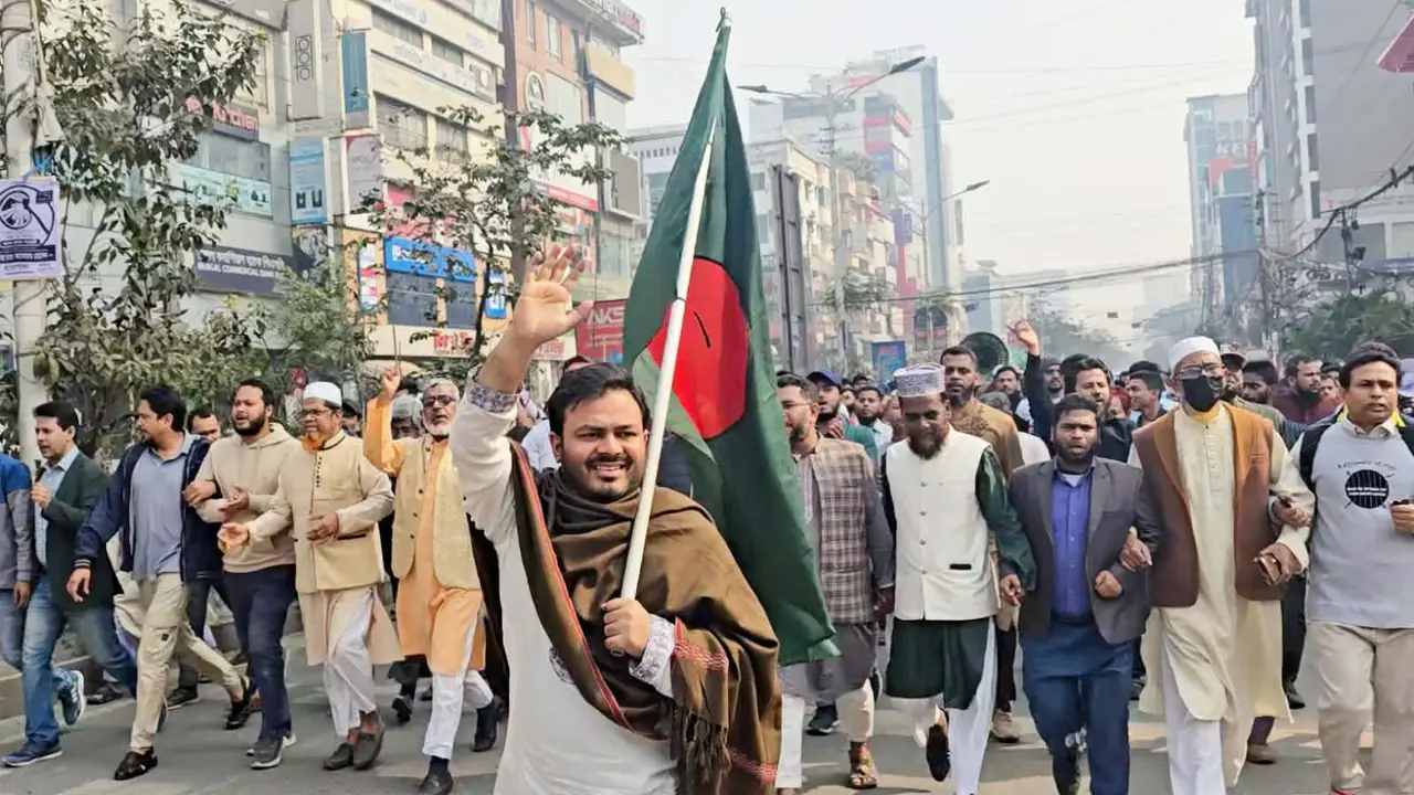 চাঁদাবাজি রুখতে ব্যবসায়ীদের পাশে থাকব : এনসিপি নেতা আদীব