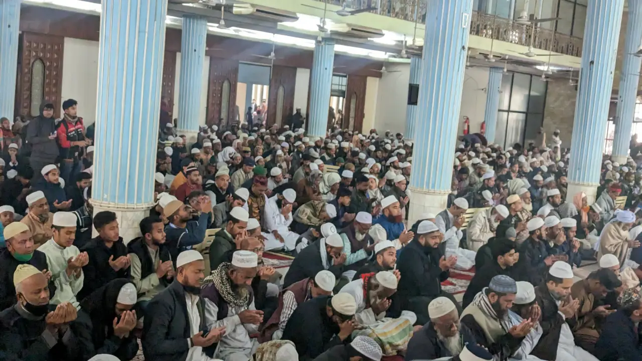 খালেদা জিয়ার রুহের মাগফিরাত কামনায় বায়তুল মোকাররমে বিশেষ দোয়া
