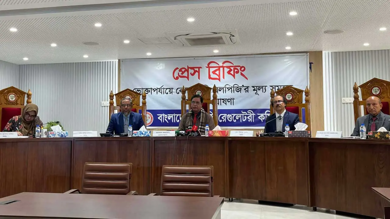 ভোক্তারা সরকারি মূল্যে এলপি গ্যাস কিনতে পারবেন, এ নিশ্চয়তা দিতে পারছি না